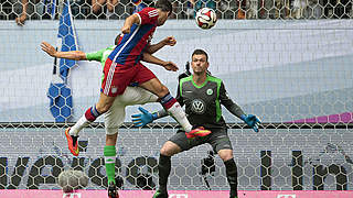 Das erste von zwei Toren des Polen: Bayerns Lewandowski (M.) trifft per Kopf © 2014 Getty Images