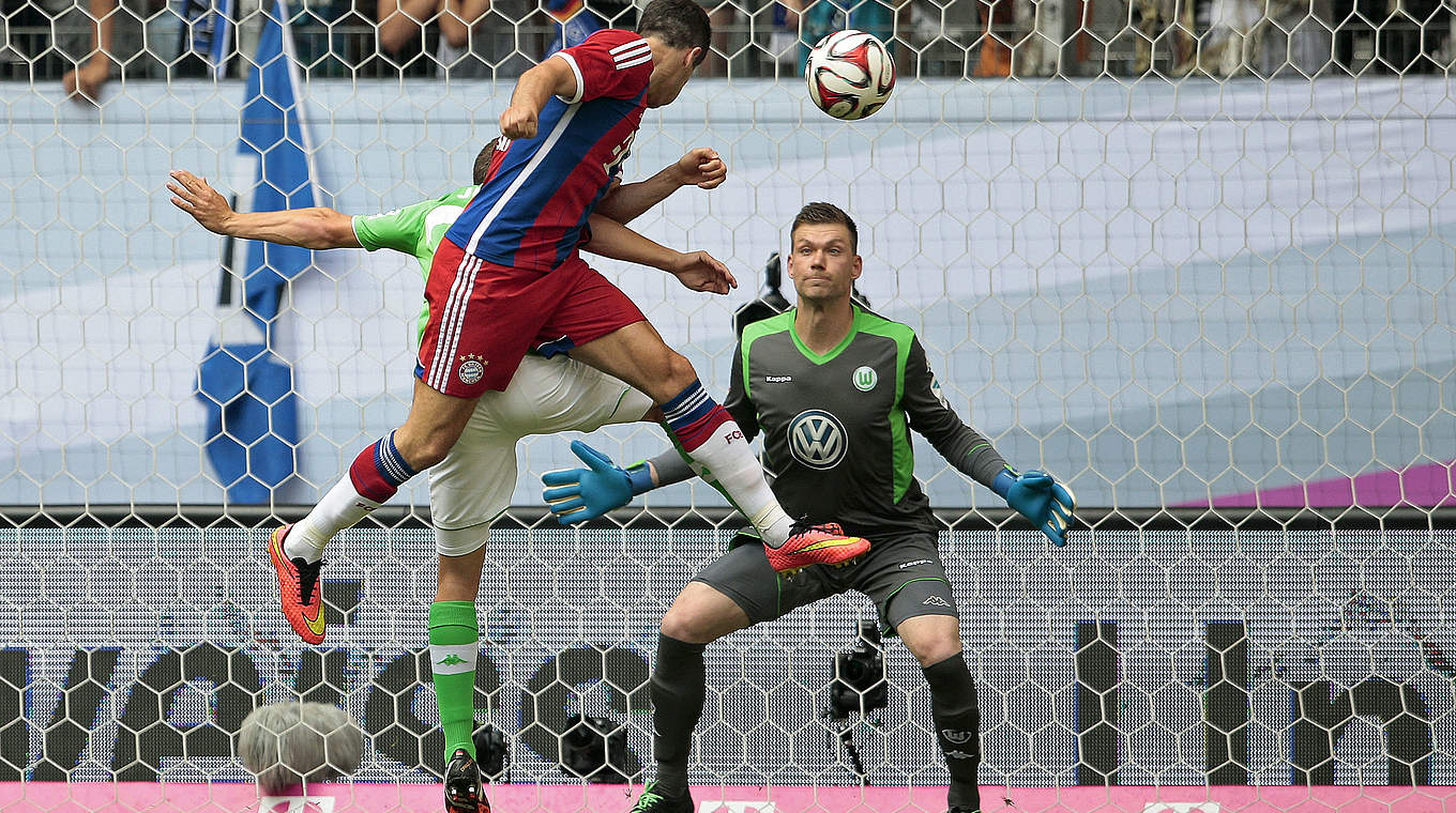 Das erste von zwei Toren des Polen: Bayerns Lewandowski (M.) trifft per Kopf © 2014 Getty Images