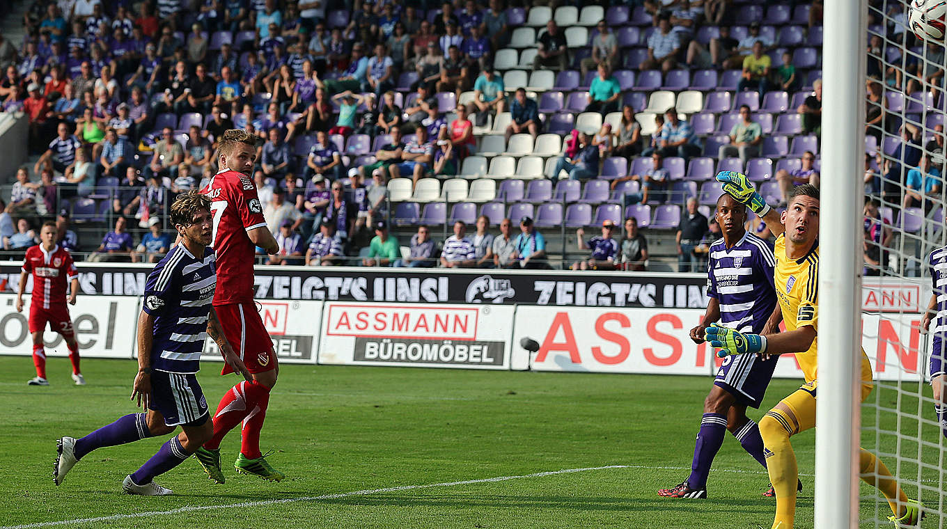 Erster Streich für Cottbus: Zbynek Pospech (M.) erzielt die Führung in Osnabrück © 2014 Getty Images