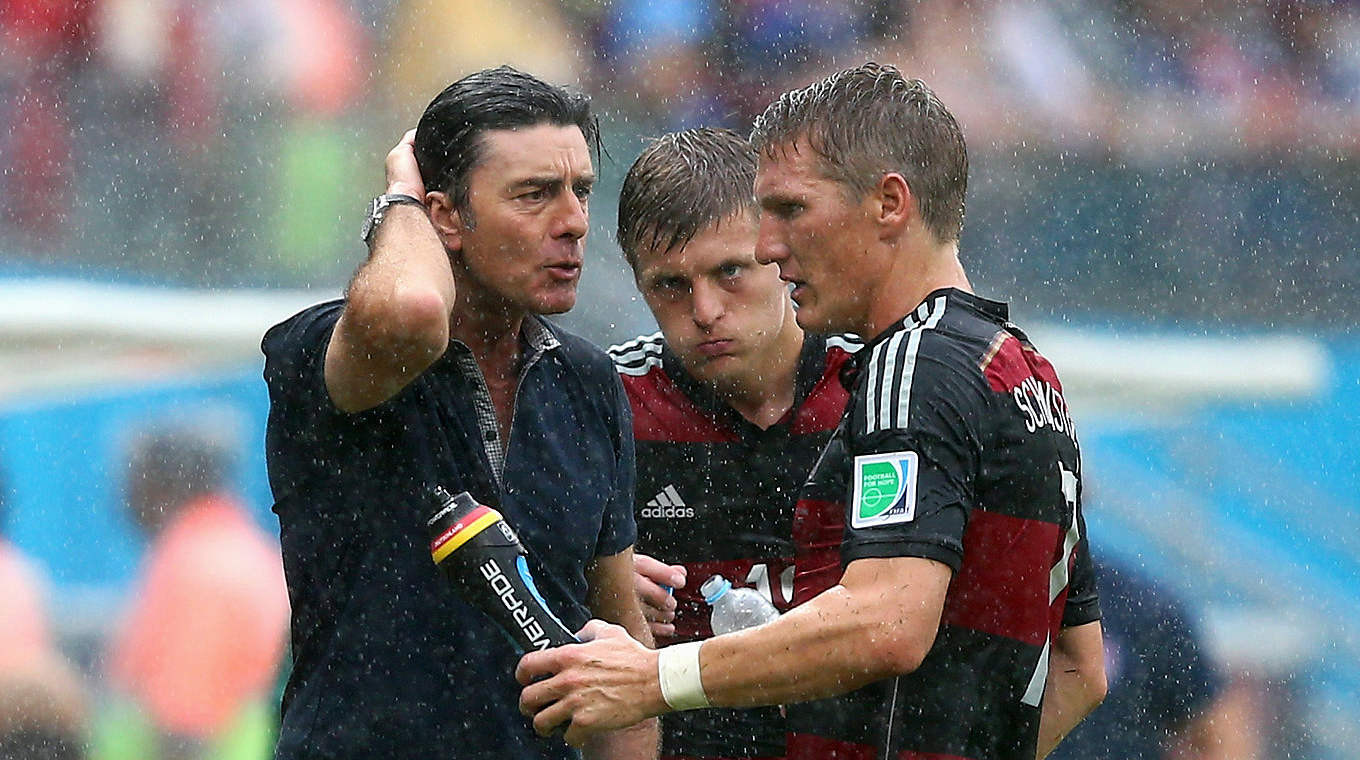 Beratungsgespräch im Regen: Joachim Löw, Toni Kroos und Bastian Schweinsteiger (v.l.) © Bongarts/GettyImages