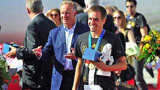 In der Heimat frenetisch gefeiert: Weltmeister Lahm bei seiner Ankunft in München © 2014 Getty Images