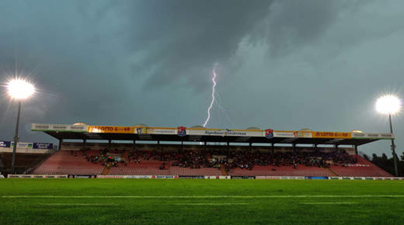 Gewitter über Unterhaching: Partie gegen Wehen Wiesbaden wurde unterbrochen © Bongarts/GettyImages