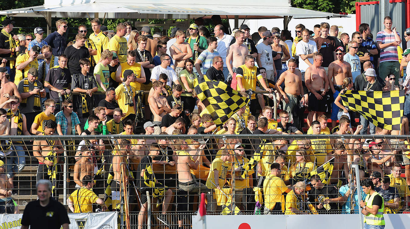Unterstützten ihre Alemannia in Lotte: Die Fans aus Aachen © 2013 Getty Images