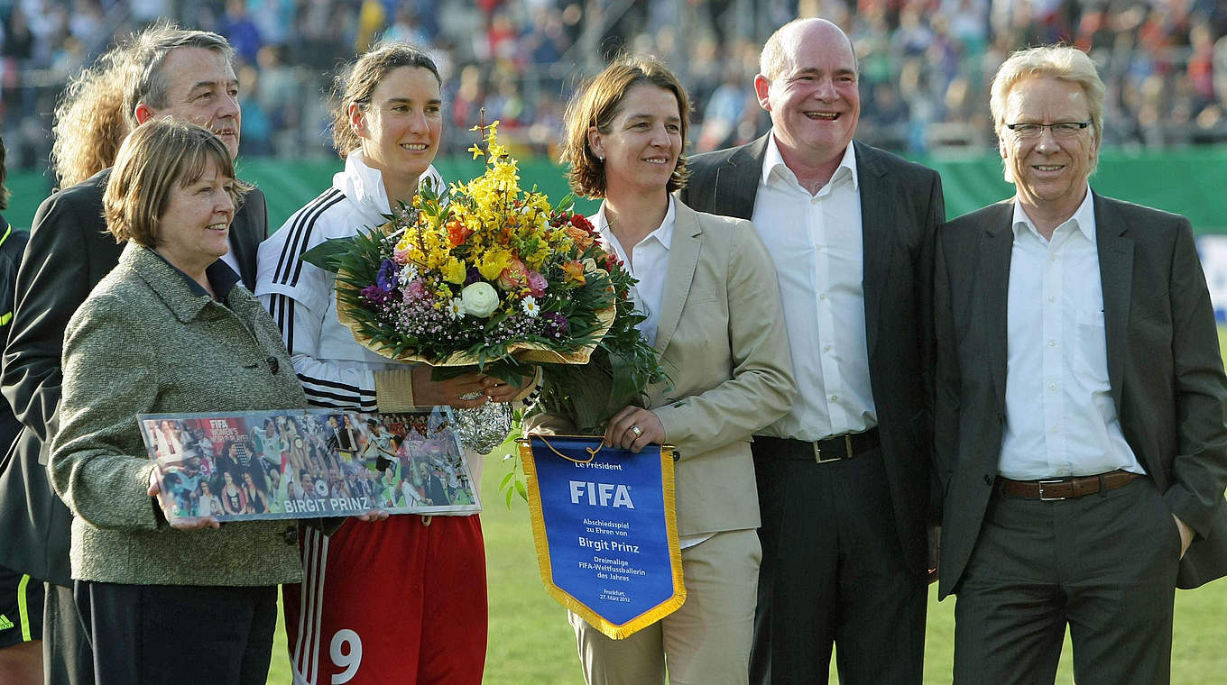 Abschiedsspiel für die deutsche Rekordnationalspielerin: Prinz (3.v.l.) © imago sportfotodienst