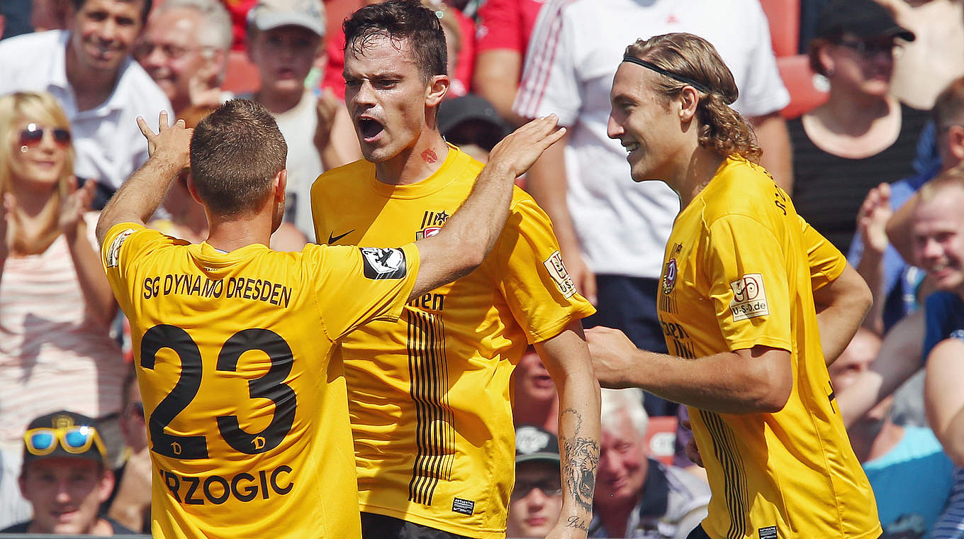 Klarer Sieg im Derby: Jubel um Dresdens Torschützen Dennis Erdmann (M.) © 2014 Getty Images