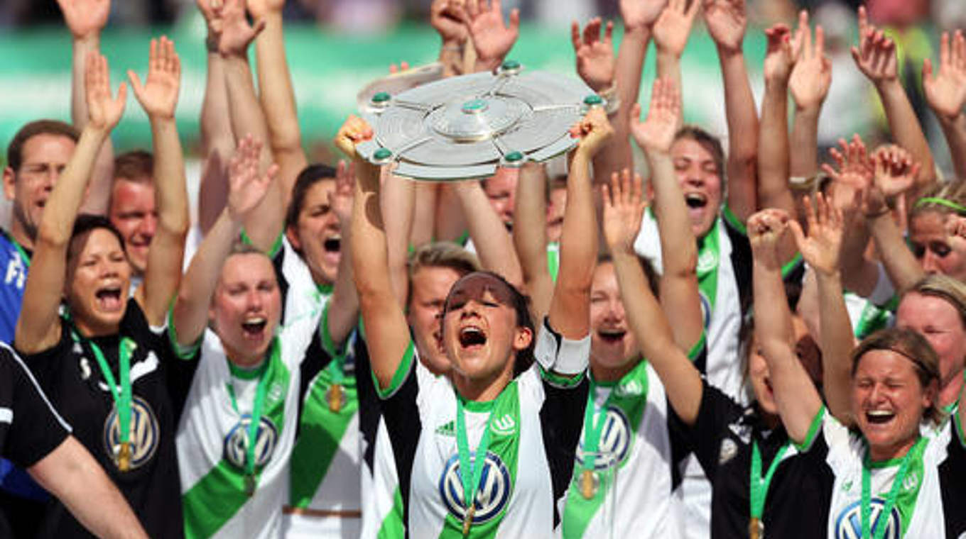 Zweimal Deutsche Meisterin mit dem VfL Wolfsburg: Kapitänin Keßler mit der Schale © Bongarts/GettyImages