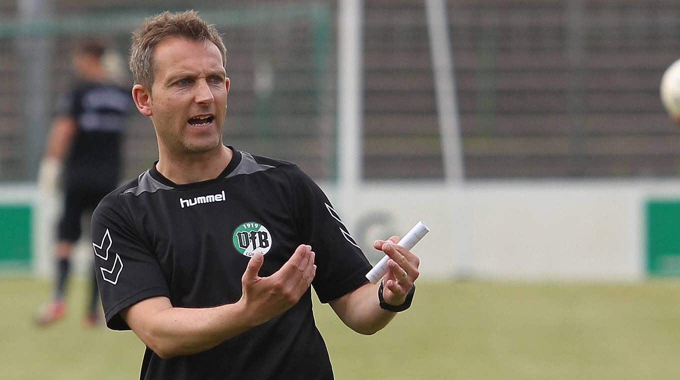 Holt in Cloppenburg ein Unentschieden: Lübecks Trainer Denny Skwierczynski © imago