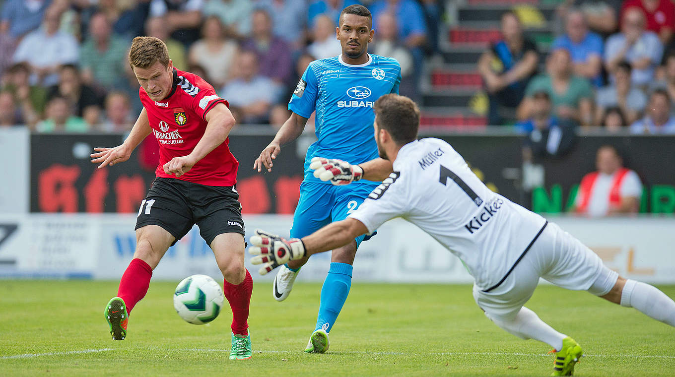 Kickers-Keeper Müller pariert: Rühles Versuch wird pariert  © 2014 Getty Images