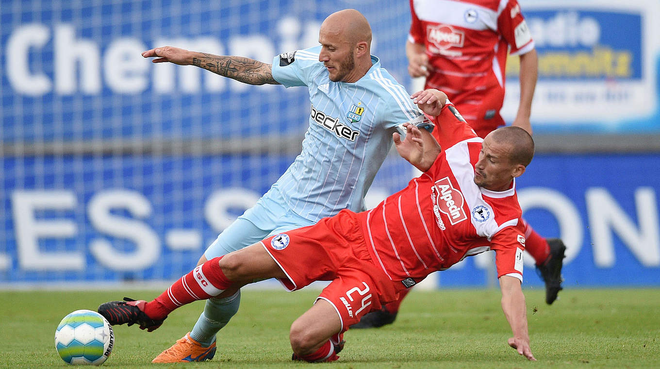 Zweikampf in Chemnitz: Fabian Klos gegen Arminia Bielefelds Peer Kluge (r.) © 2014 Getty Images