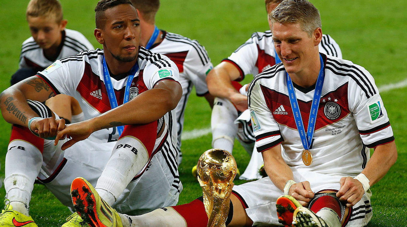 Triumph in Rio: Jérome Boateng (2.v.l.) und Bastian Schweinsteiger mit dem WM-Pokal © 2014 Getty Images