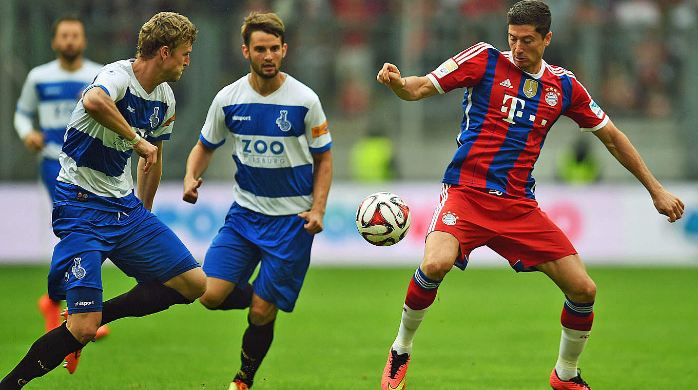 Premierentor im Bayern-Trikot: Robert Lewandowski gegen den MSV Duisburg © 2014 Getty Images