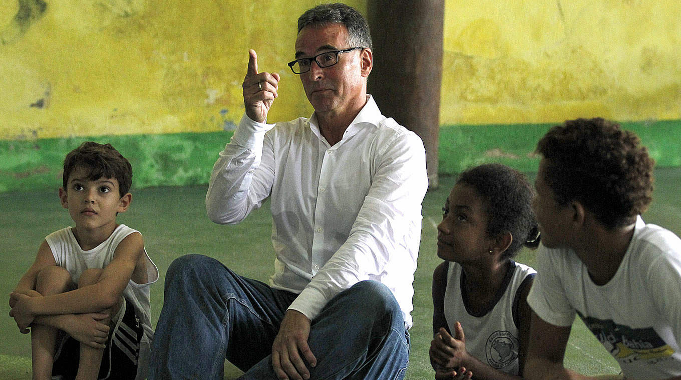 Im Gespräch mit brasilianischen Kindern: DFB-Generalsekretär Sandrock © 2014 Getty Images