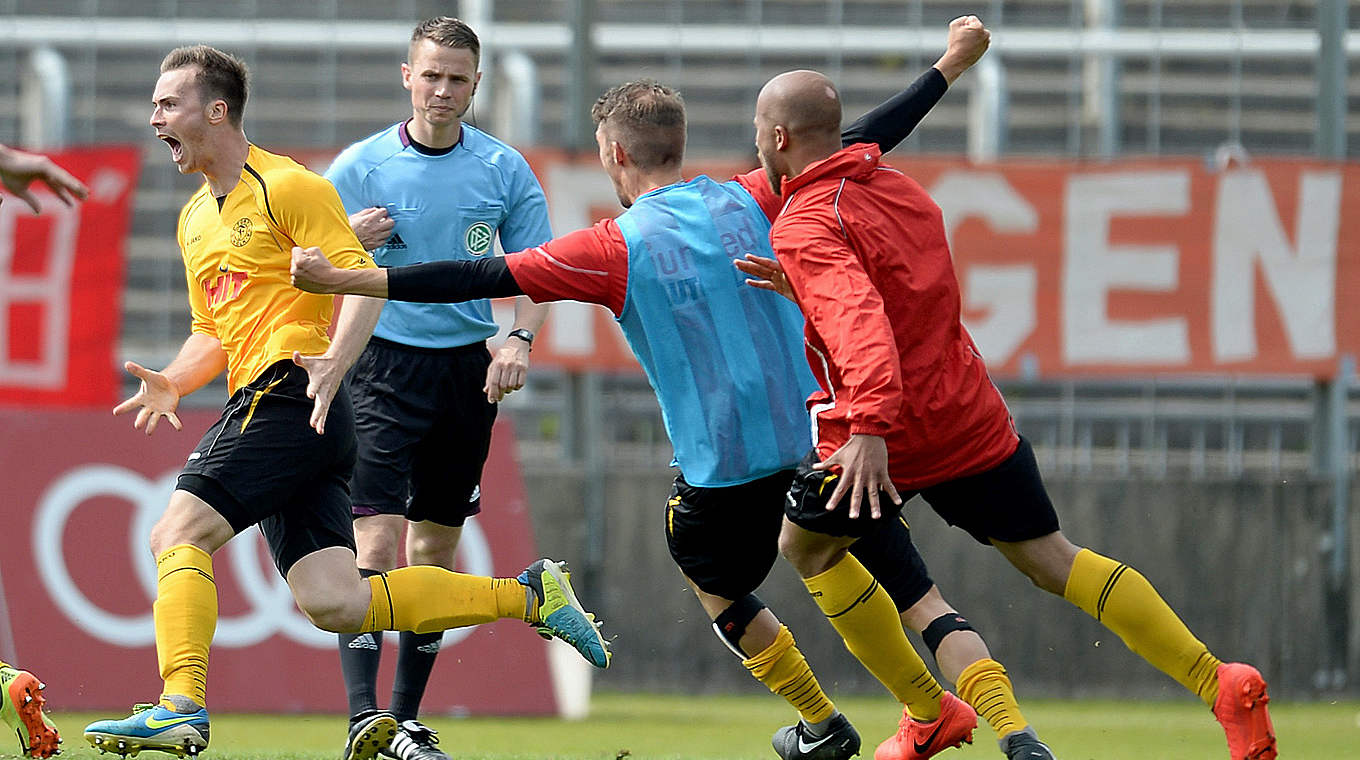Moment des Glücks: Fortuna Köln bejubelt den Aufstieg © 2014 Getty Images