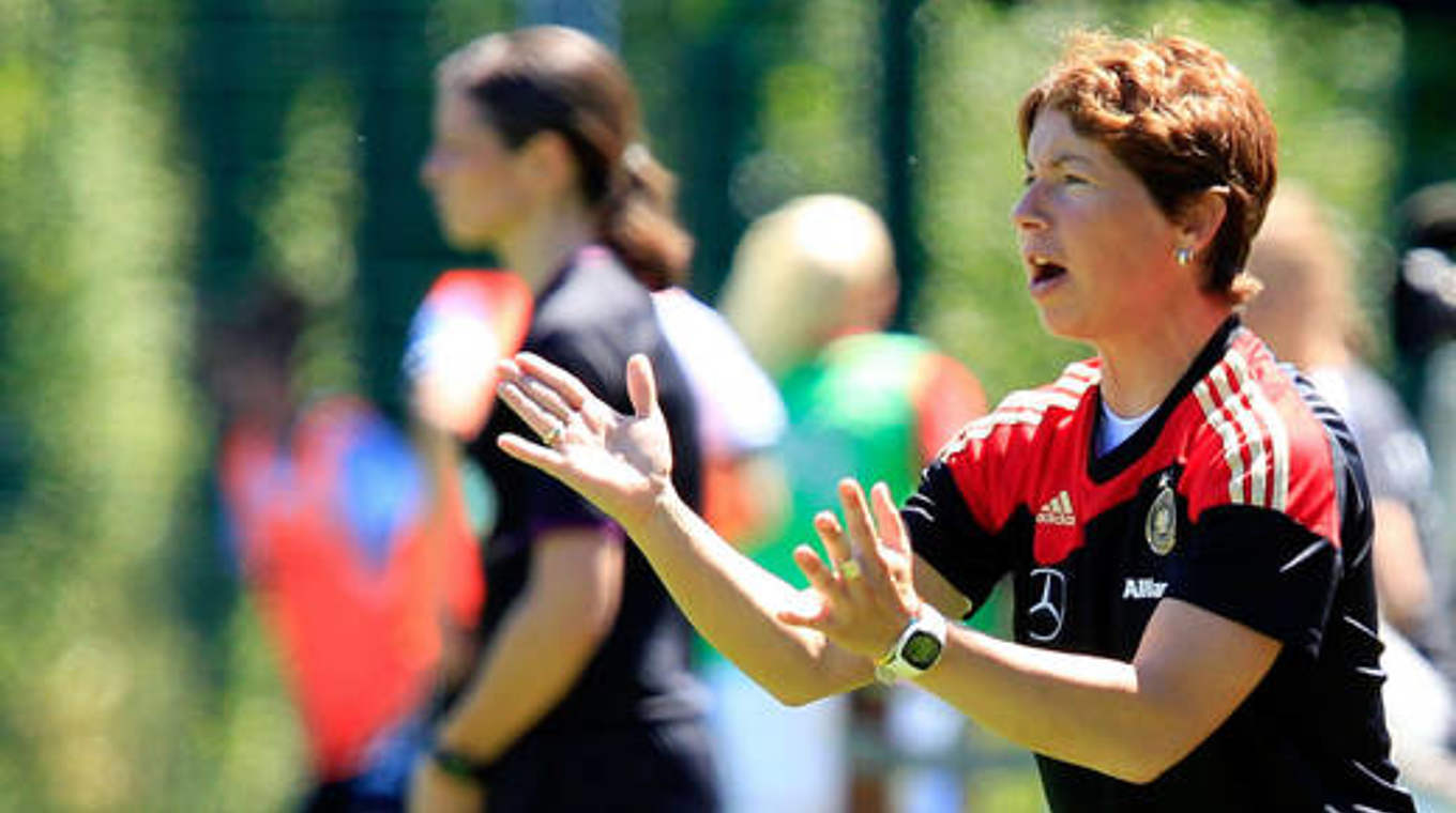 Neun Jahre beim DFB, fünf Titel mit den Juniorinnen: Trainerin Maren Meinert (r.) © Bongarts/GettyImages