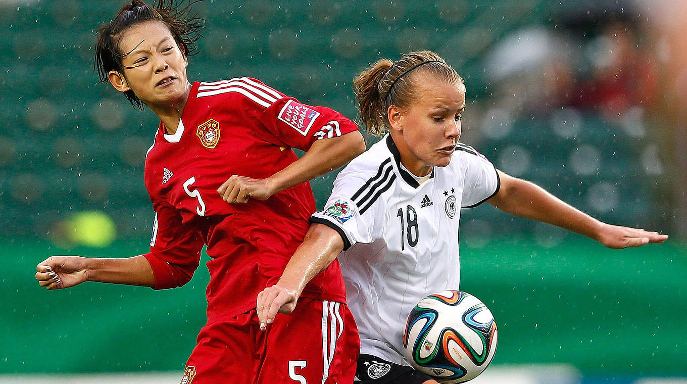 Hat schwierigen Stand gegen China: Deutschlands Angreiferin Lena Permann (r.) © FIFA/Getty Images