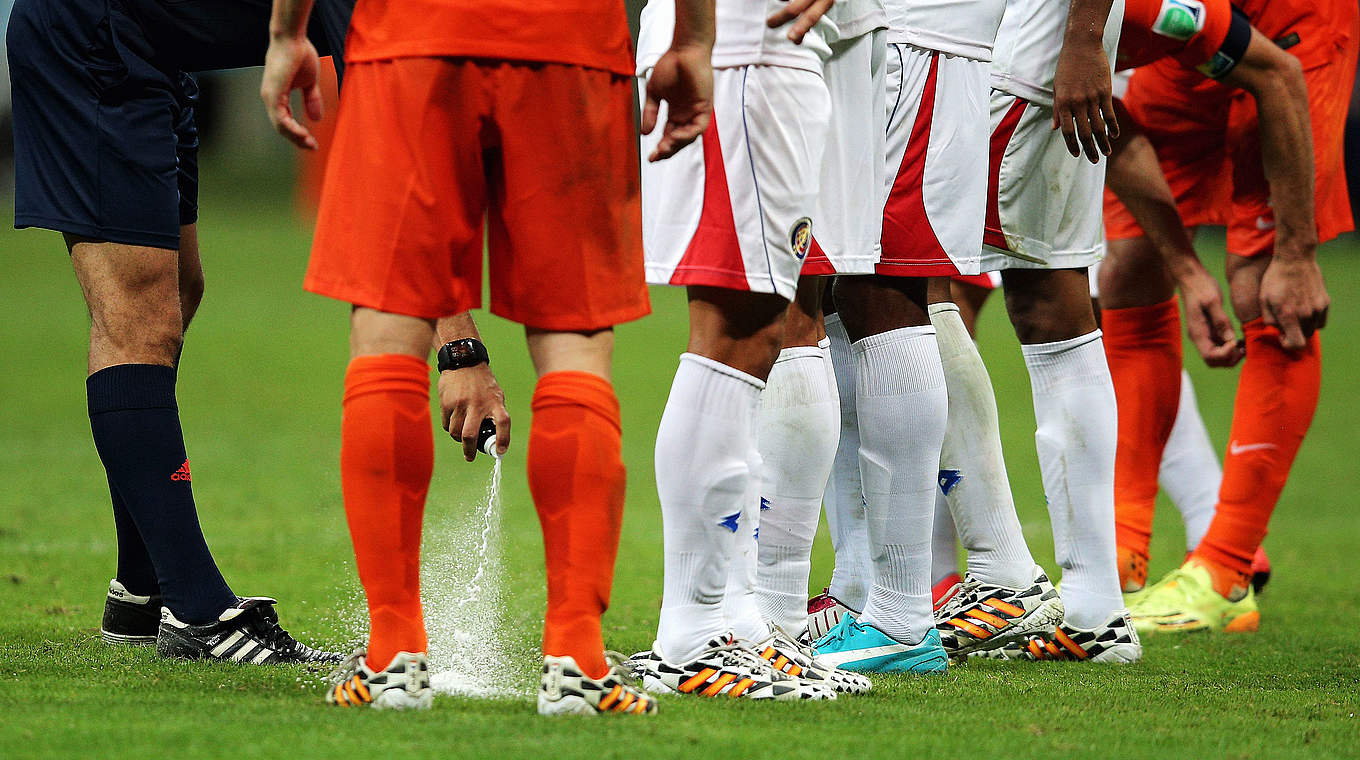Hilfe für Schiedsrichter: Freistoßspray © 2014 Getty Images