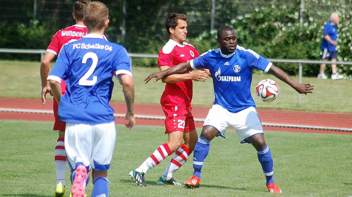 Durchgesetzt: Viktoria Köln gegen Schalkes Reserve und Gerald Asamoah (r.) © MSPW