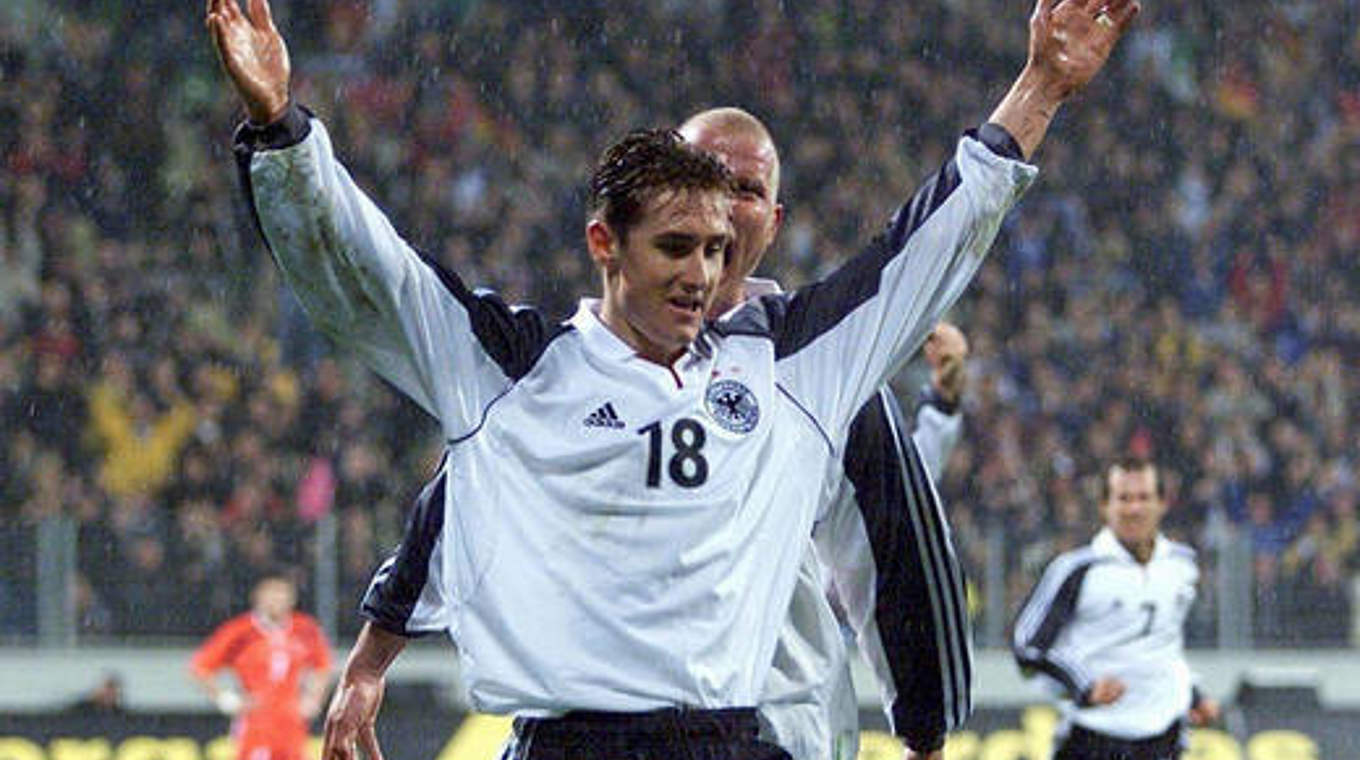 Erster Schritt auf einem langen Weg: Klose bejubelt sein erstes Länderspieltor 2001 © Bongarts/GettyImages