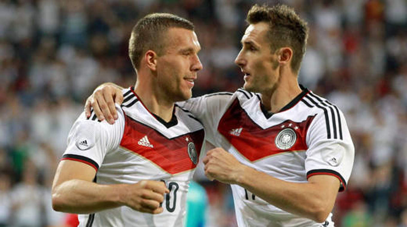 Podolski (l.): "Danke für die tollen Jahre" © imago