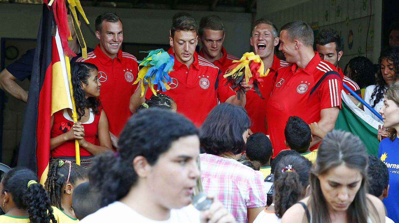 Besuch einer Grundschule: Großkreutz (1.v.l.) und Schweinsteiger (3.v.l.) © 2014 Getty Images