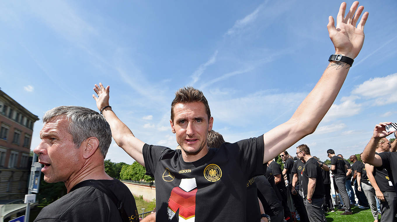 Die Kür nach der Pflicht: Klose auf der Fanmeile © 2014 Getty Images