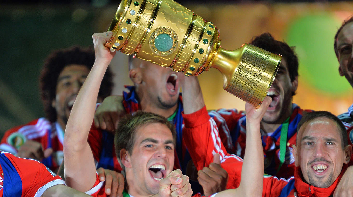 Kapitän des Doublesiegers: Philipp Lahm nach dem DFB-Pokalerfolg 2014 © 2014 Getty Images