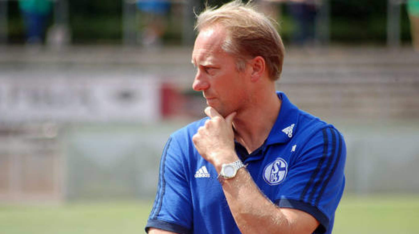 Bisher sieglos: Trainer Luginger will mit Schalke den Fehlstart vermeiden  © mspw