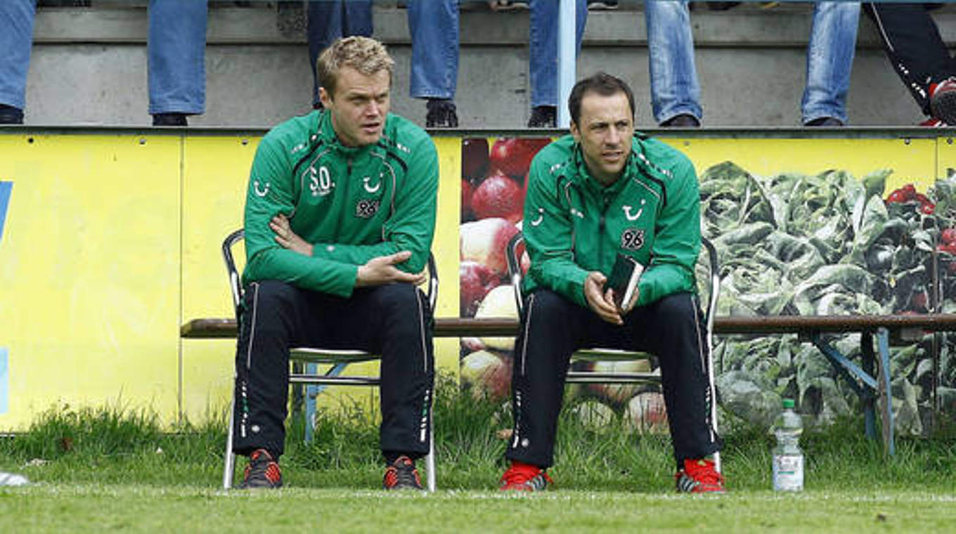 Dritte Niederlage in 2015: 96-Trainer Osterland (l.) und Cherundolo © imago