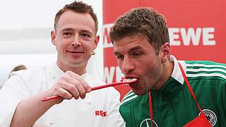 Holger Stromberg (l.) mit Thomas Müller: 