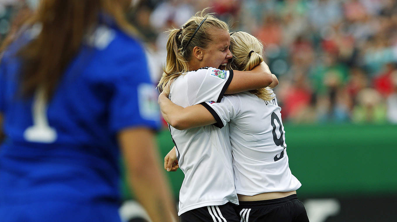 Der Jubel soll weitergehen: Lena Petermann und Pauline Bremer (r.)
 © 2014 Getty Images