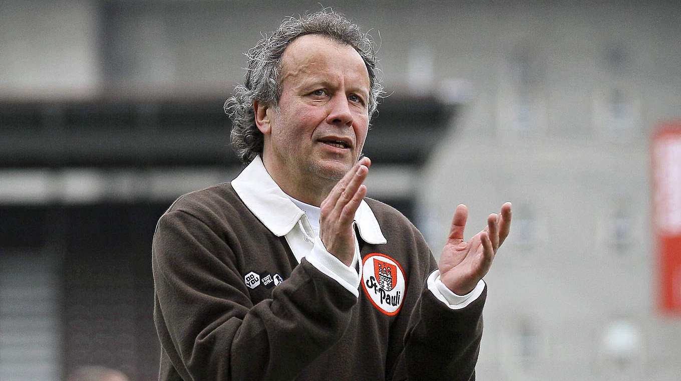 Zufrieden mit der Leistung seines Teams: St. Pauli-Coach Hans-Jürgen Bargfrede
 © imago sportfotodienst