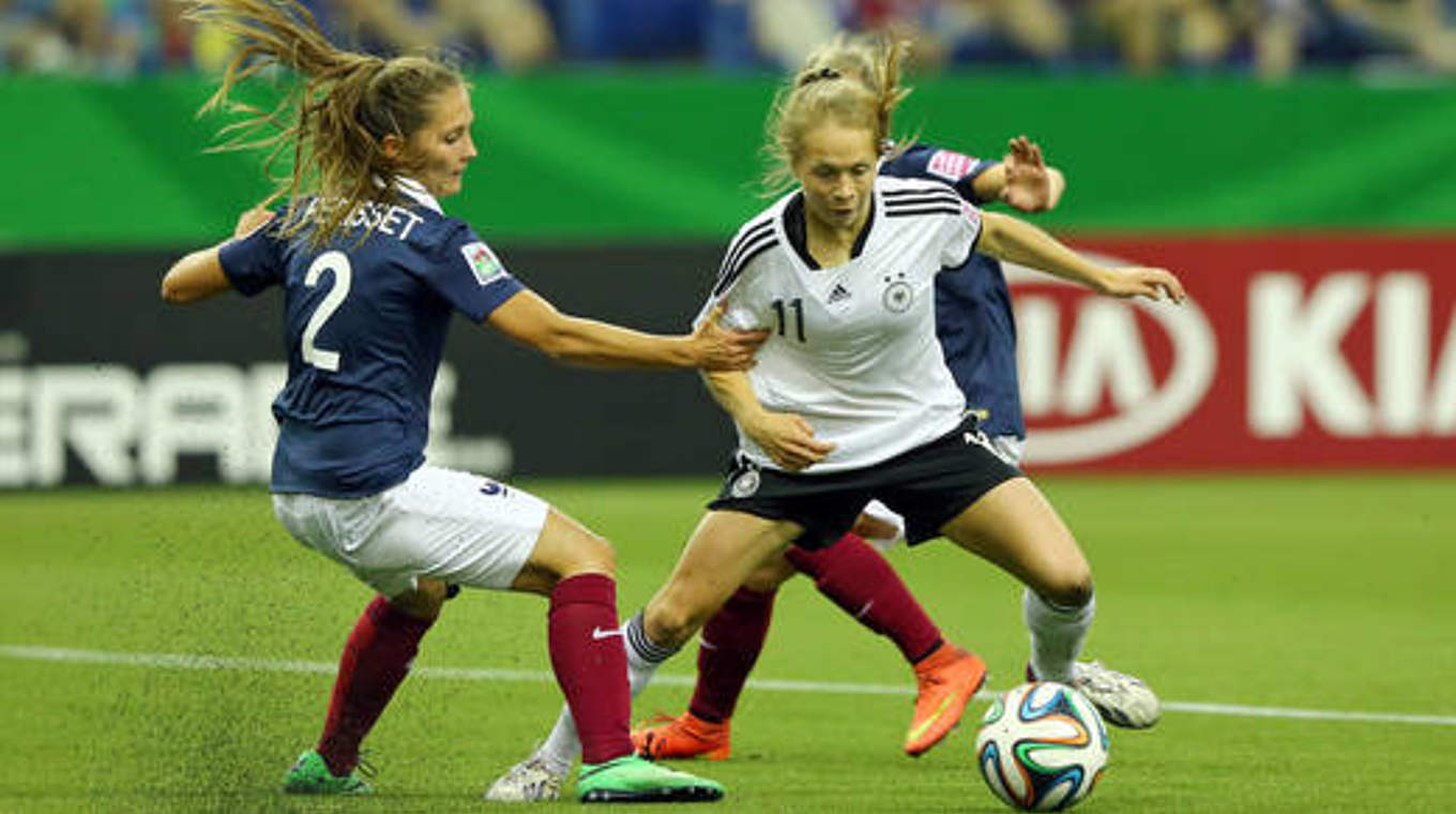 Hart umkämpftes Duell: Panfil (m.) setzt sich durch © FIFA/GettyImages