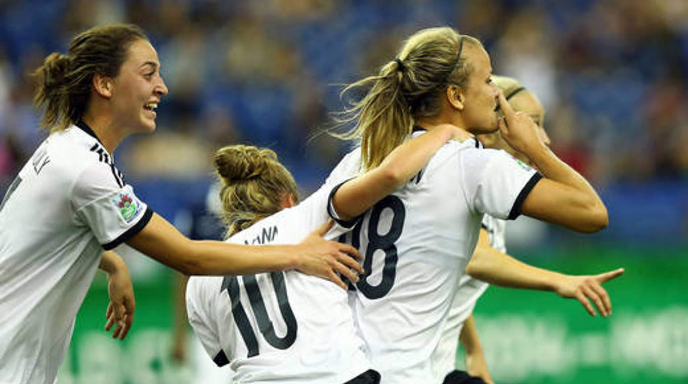 Jubel über das entscheidende 2:1: Lena Petermann (r.) sorgt spät für den Sieg © FIFA/GettyImages