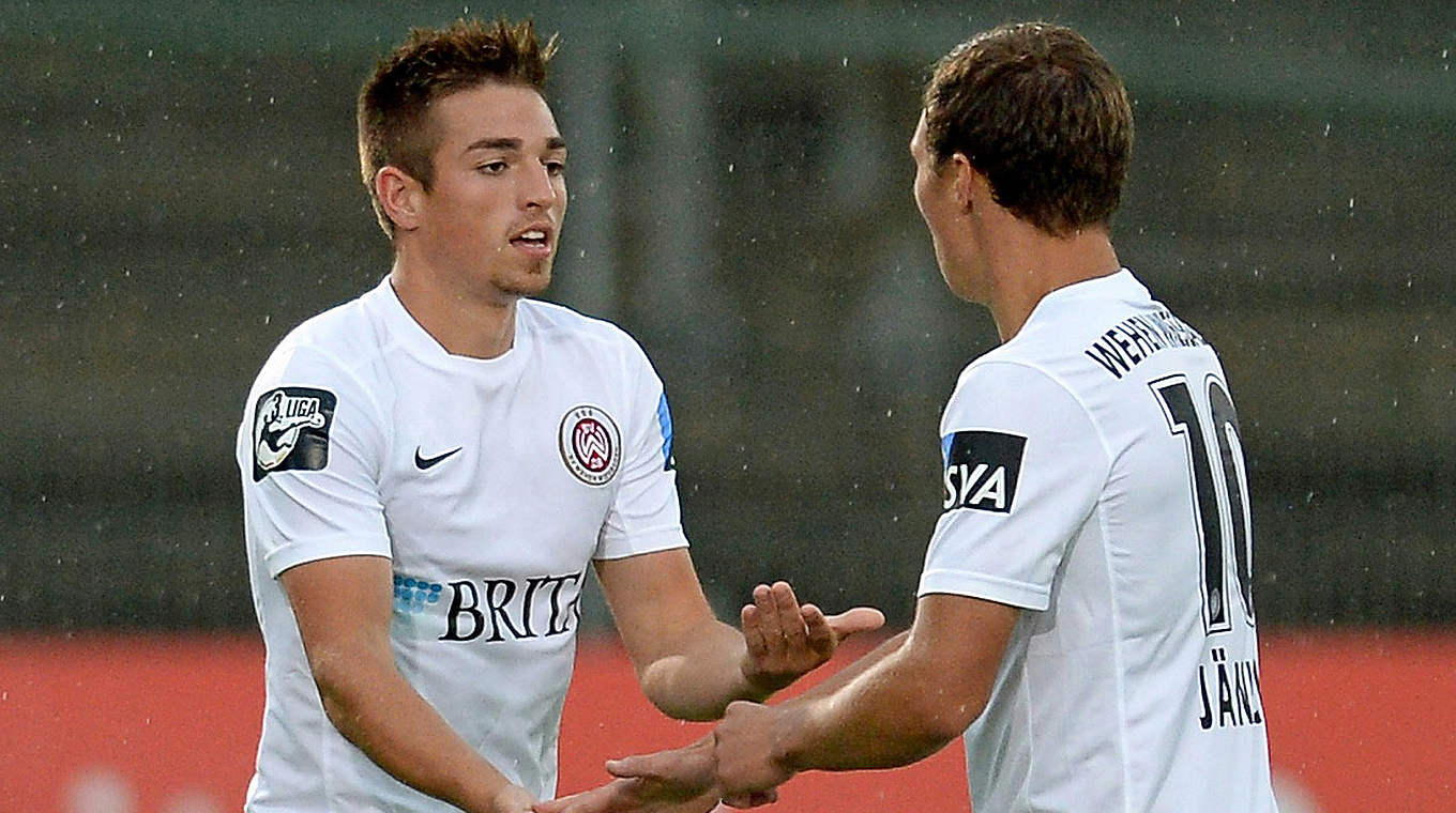 Die Spitze im Blick: Luca Schnellbacher (l.) und der SV Wehen Wiesbaden © 2014 Getty Images