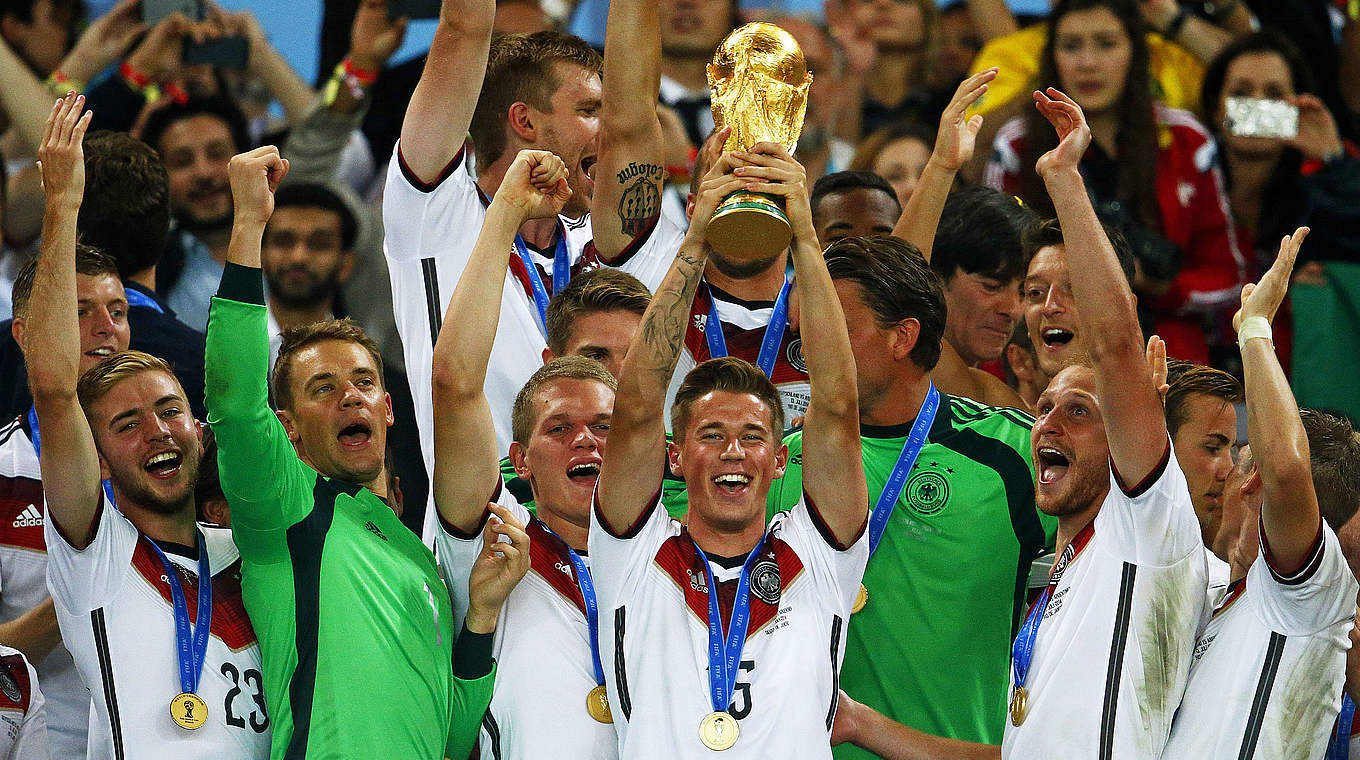 Moment für die Ewigkeit: Erik Durm (M.) streckt den Pokal in den Himmel von Rio  © Bongarts/GettyImages