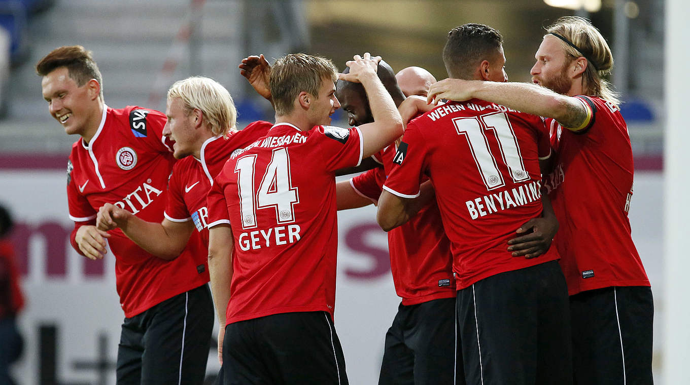 Jubeln wie zuletzt gegen Stuttgart II: der SV Wehen Wiesbaden © 2014 Getty Images