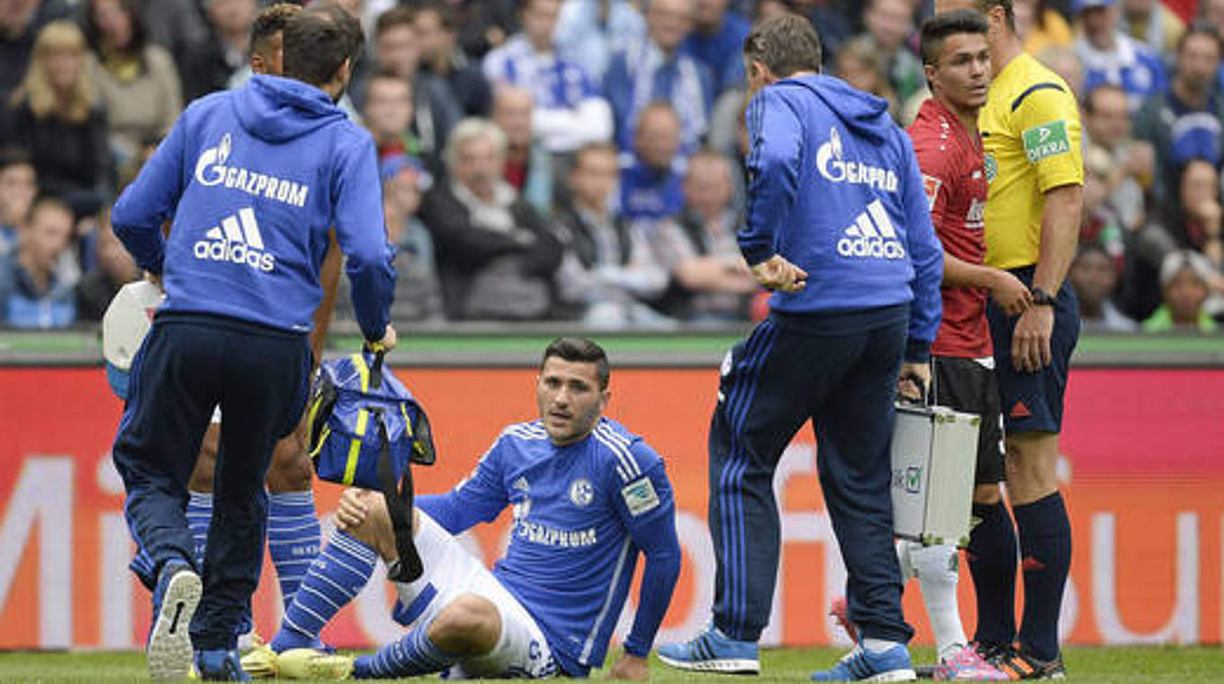 Verletzt am Boden: Schalkes Verteidiger Sead Kolasinac erleidet Kreuzbandriss © Bongarts/GettyImages