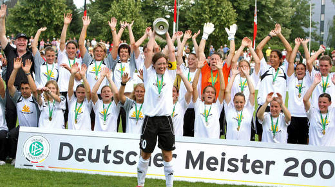 Deutscher Meister 2006/2007: Der 1. FFC Frankfurt und Renate Lingor (M.) © imago