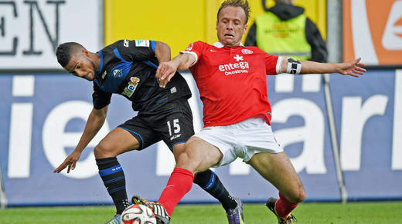 Kampf um das Spielgerät: Elias Kachunga (l.) gegen den Mainzer Nikolce Noveski © Bongarts/GettyImages