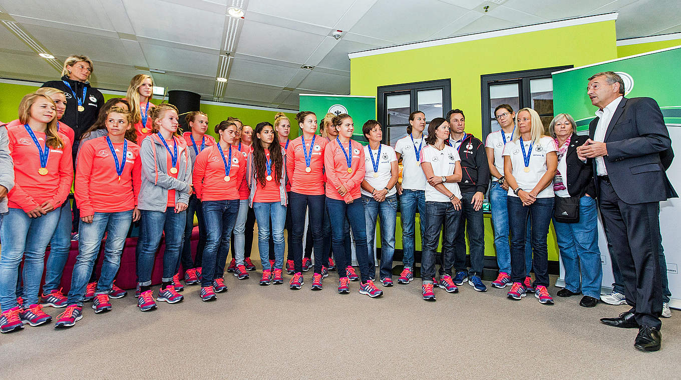 Herzlicher Empfang: DFB-Präsident Niersbach (r.) und die U 20-Weltmeisterinnen © Bongarts/GettyImages