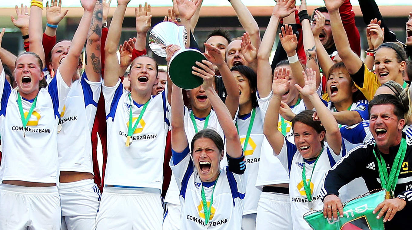 DFB-Pokalsieger: Kerstin Garefrekes (M.) mit der Trophäe © 2014 Getty Images