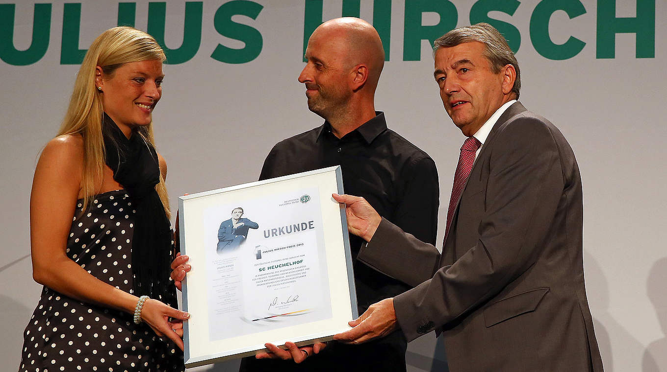 Bei der Verleihung des Julius-Hirsch-Preises 2013: DFB-Präsident Wolfgang Niersbach (r.) © 2013 Getty Images