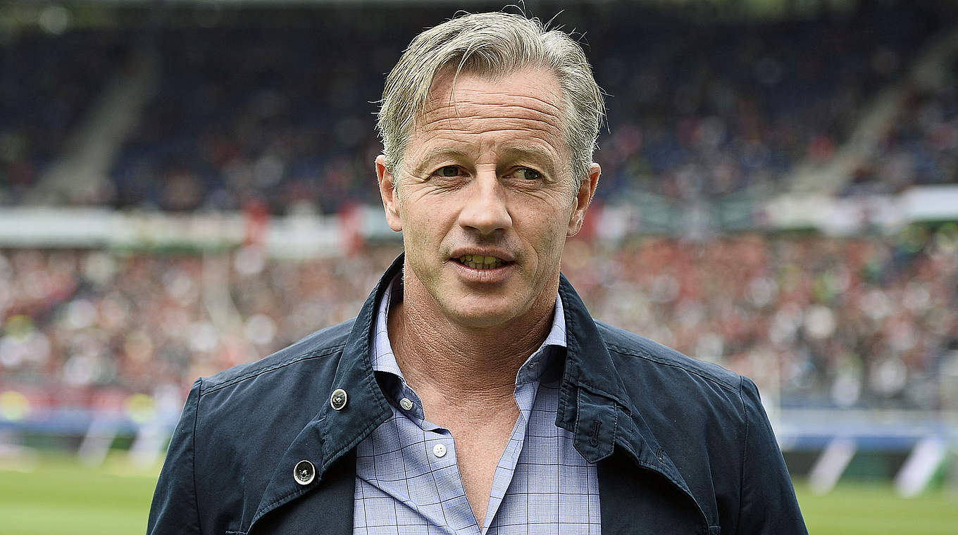 Will den FC Schalke 04 zurück auf die Erfolgsspur führen: Trainer Jens Keller © 2014 Getty Images