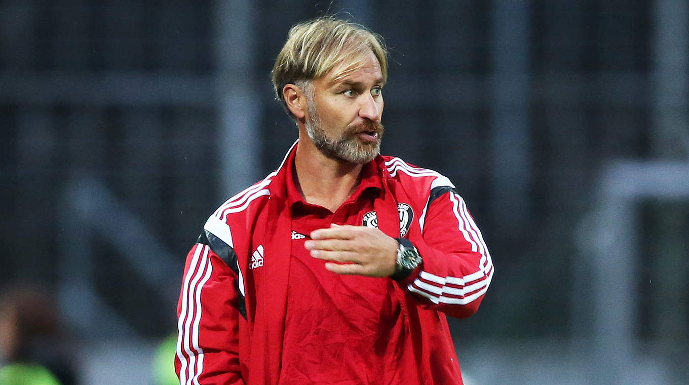 Trainer des Spitzenreiters Elversberg: Willi Kronhardt © 2014 Getty Images