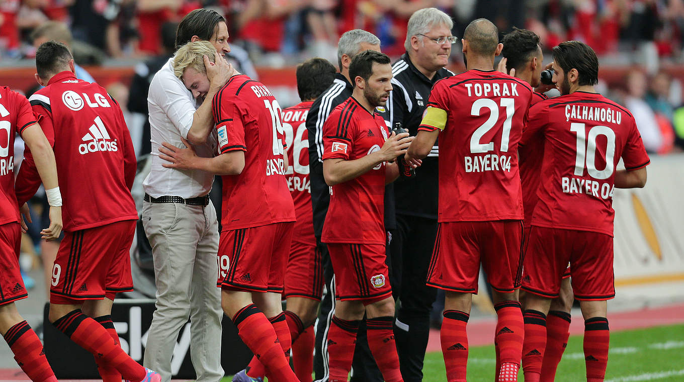 Glückwunsch vom Trainer: Matchwinner Julian Brandt (M.) mit Roger Schmidt © 2014 Getty Images