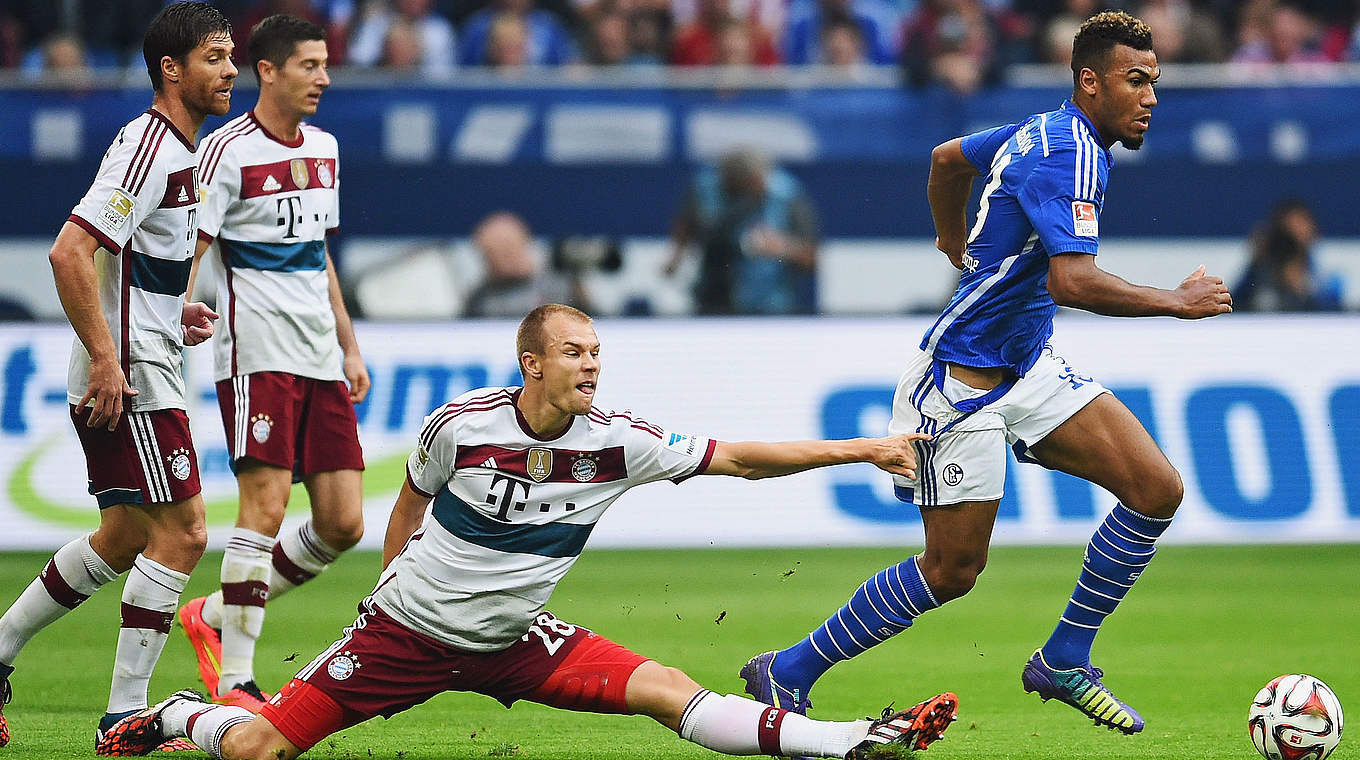 Hard to stop: Schalkes Eric Maxim Choupo-Moting (right) with Holger Badstuber © 2014 Getty Images