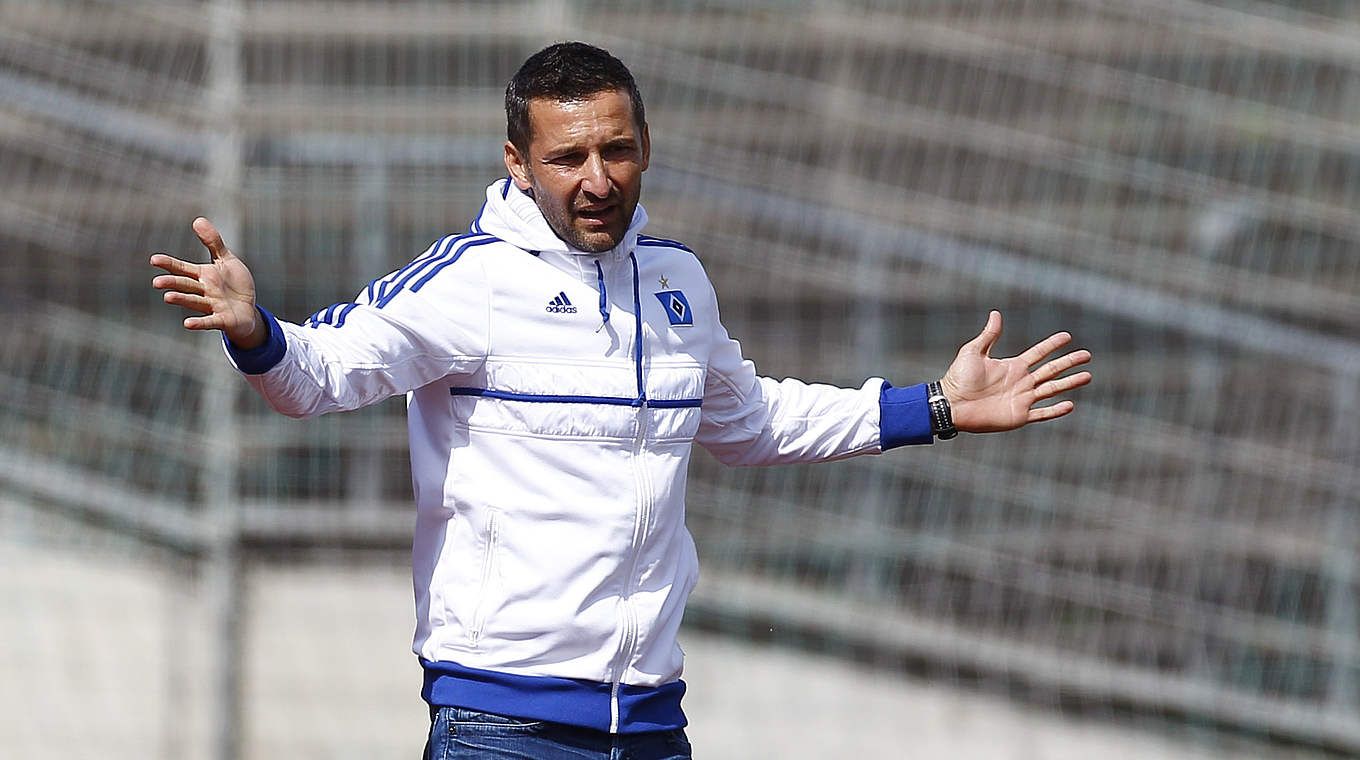 Gegen den Lüneburger SK Hansa: Trainer Josef Zinnbauer und die HSV-Reserve © 2014 Getty Images