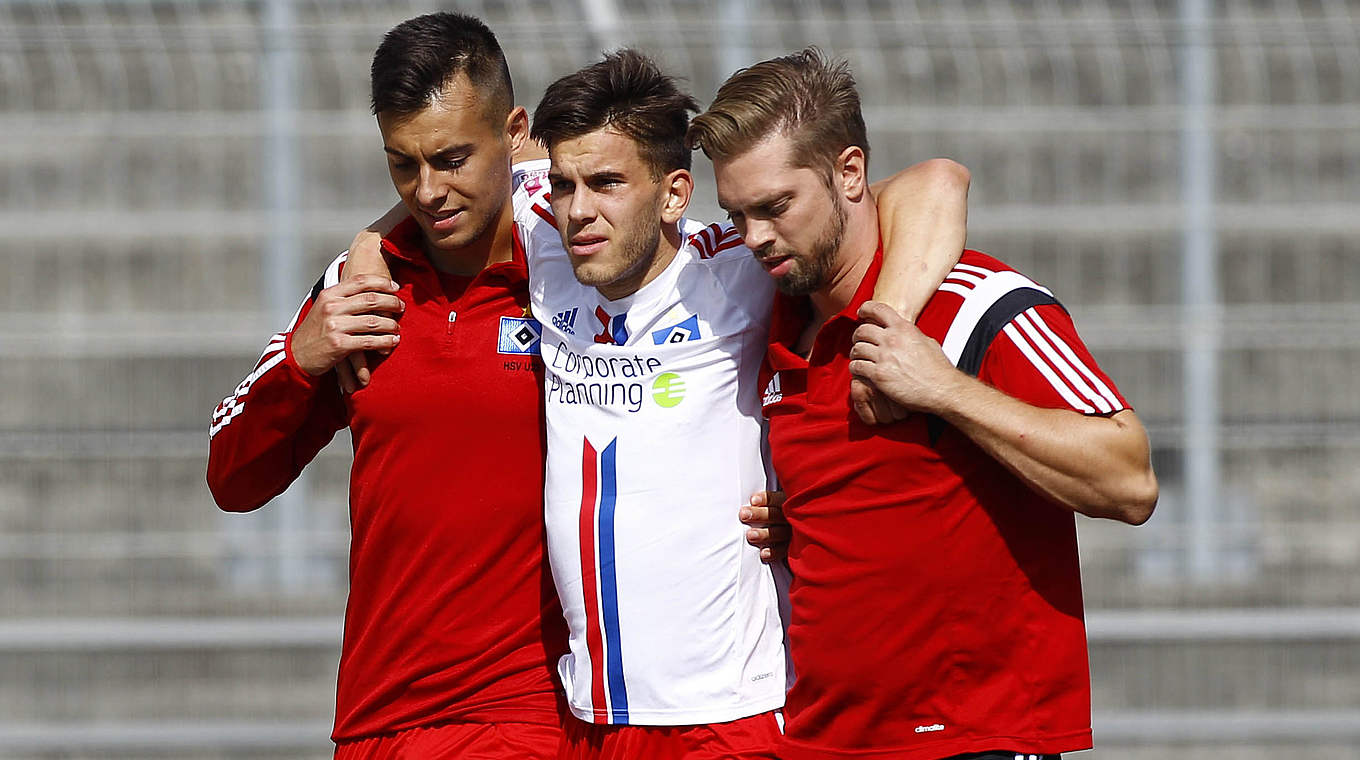 Hofft auf einen Einsatz: HSV-Stürmer Nico Charrier (M.) © 2014 Getty Images