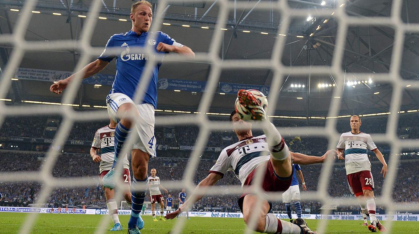 In der 62. Minute gelang Benedikt Höwedes (links) das 1:1 gegen Bayern München. © 2014 Getty Images