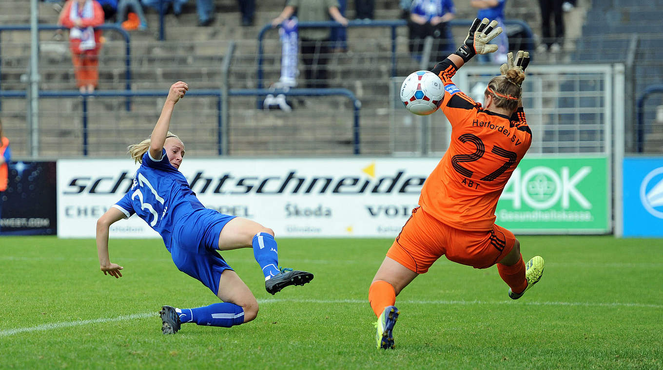 Trifft aus Abseitsposition: Pauline Bremer (l.) © Jan Kuppert